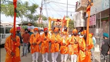 लखीमपुर: शहर के विभिन्न मार्गों पर गुरु नानक प्रकाश पर्व के अवसर पर निकाली गई शोभायात्रा