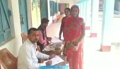 जलालगढ़: जलालगढ़ प्रखंड के विभिन्न मतदाता केंद्र चक,एकंबा,जलालगढ़ आदि जगहों पर नाम जोड़ने सुधारने को लेकर विशेष शिविर का आयोजन।