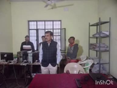 हरदोई: डीएम ने सदर तहसील में मतदाता पंजीकरण केन्द्र का निरीक्षण किया,गन्दगी पर नाजिर का एक दिन का वेतन काटने के दिये निर्देश