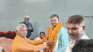 पडरौना: नगर के परसौनी कला में रितेश का आईएएस में चयन होने पर बधाई देने पहुंचे सदर विधायक व कुशीनगर नगरपालिका अध्यक्ष प्रतिनिधि