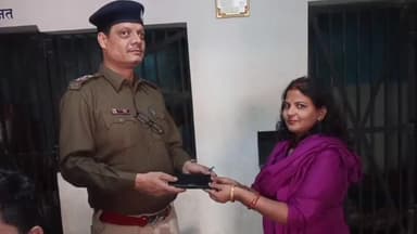 गोपालगंज: वीएम फील्ड निवासी महिला के गुम हुए मोबाइल को पुलिस ने किया बरामद, थाने बुलाकर महिला को सौंपा