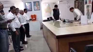 पडरौना: कलेक्ट्रेट में संविधान दिवस के अवसर पर डीएम द्वारा दिलवाई गई शपथ, संविधान के बारे में किया जागरूक