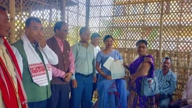 সোণাৰি: সোণাৰিত মুঠ ছয়খন ৰাস সমিতিলৈ ২৫ হাজাৰ টকাৰ চৰকাৰী সাহাৰ্য্য প্ৰদান বিধায়ক ধৰ্মেশ্বৰ কোঁৱৰৰ