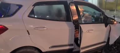 इटावा: सुंदरपुर मोड़ पर मधुबन वाटिका के पास क्रेटा कार ने दूसरी कार को मारी टक्कर, 2 कार व एक स्कूटी क्षतिग्रस्त