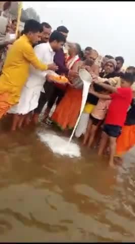 26को श्री दादाजी महाराज जी के चतुर्मास पूर्ण होने पर मां नर्मदा जी का दूध से अभिषेक एवं चुनरी पूजन करते हुए जय हो मां