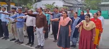 राजनांदगांव: पुलिस अधीक्षक कार्यालय और जिले के पुलिस थाना,चौकी में संविधान दिवस पर पुलिस जवानों ने ली शपथ
