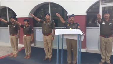 हरदोई: हरदोई पुलिस कार्यालय में संविधान दिवस के मौके पर एसपी ने पुलिस कर्मियों को दिलाई शपथ