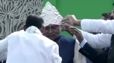 पटना ग्रामीण: वेटरनरी कॉलेज ग्राउंड में मुख्यमंत्री नीतीश कुमार को चांदी का मुकुट पहनाकर किया गया स्वागत