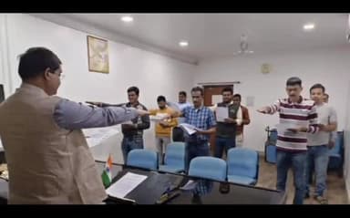 धनबाद/केंदुआडीह: उपायुक्त वरुण रंजन के निर्देश पर धनबाद के परिवहन कार्यालय सहित प्रखंडों में किया गया संविधान की प्रस्तावना का वाचन