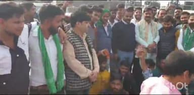 टूंडला: भारतीय किसान यूनियन स्वतंत्रत के पदाधिकारियों ने टूंडला टोल प्लाजा पर किया प्रदर्शन, वाहनों को फ्री निकालने की मांग की