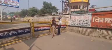 इटावा: गुरु तेग बहादुर पुल के मेवाती टोला रोड को सिटी मजिस्ट्रेट के आदेश पर ट्रैफ़िक पुलिस ने बैरियर लगाकर कराया बंद