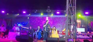 पूर्णिया पूर्व: बाईपास स्थित पनोरमा ई होम में अनुराधा पौडवाल ने एक से बढ़ कर एक गाने गाकर बांध शमा