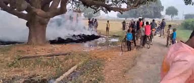 भदोही: चौबेपुर गांव में रखे पुआल में अराजकतत्वों ने लगाई आग, ग्रामीणों ने आग पर पाया काबू