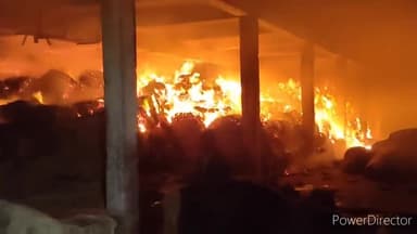 पटियाली: पटियाली में तंबाकू के गोदाम में लगी भीषण आग, हुआ भारी नुकसान, आसपास जनपद की 7 दमकल लगी आग बुझाने में