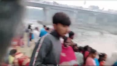 सोनभद्र बंशी सुर्यपुर: कार्तिक पुर्णिमा के मौके पर पुनपुन नदी शेरपुर छठ घाट पर स्नान को उमड़ी भीड़