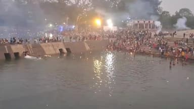 राजनांदगांव: शहर के मोहारा शिवनाथ नदी के तट पर कार्तिक पूर्णिमा पर लोगों ने लगाई आस्था की डुबकी,हजारों की संख्या में पहुंचे श्रद्धालु