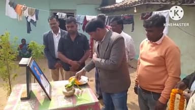 घाघरा: तुरियाडीह शहीद संतोष उराव के गांव पहुचे crpf डीआईजी रविन्द्र भगत,परिजनों से किया मुलाकात