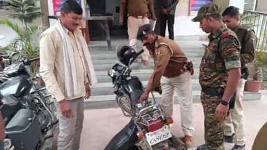 गोपालगंज: शहर के बंजारी मोड़ से पुलिस ने बाइक सवार शराब तस्कर को किया गिरफ्तार, बाइक में छिपाकर रखी 46 पीस टेट्रा पैक शराब जब्त