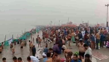 गढ़मुक्तेश्वर: गढ़ के गंगा घाटों पर लाखों श्रद्धालुओं ने किया दीपदान व गंगा स्नान, सुरक्षा के रहे कड़े इंतजाम