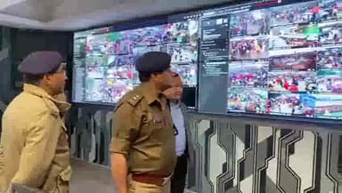 हरिद्वार: SSP एवं जिलाधिकारी ने मेला कंट्रोल रूम में लगे सीसीटीवी कैमरों को लेकर किया निरीक्षण