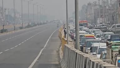 अमरोहा: नेशनल हाईवे 9 के गांव हरियाना में पुलिस ने ट्रैफिक को किया डाइवर्ट, लगा 1 किमी लंबा जाम