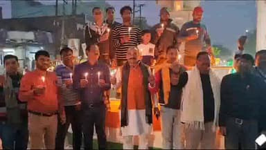 भदोही: रजपुरा चौराहा स्थित शहीद चौक पर भारत विकास परिषद के कार्यकर्ताओं ने पौधा लगाकर और दीपदान कर शहीदों को दी श्रद्धांजलि