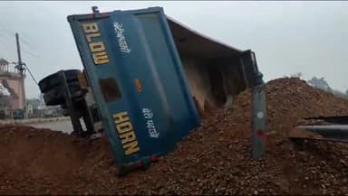 करनाल: मधुबन पक्का पुल के पास बजरी से लोडिड ट्रक पलटा, लगा जाम