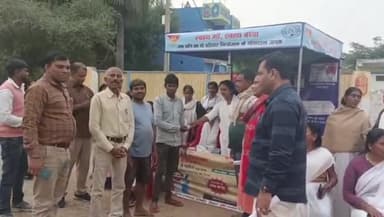 सोनभद्र बंशी सुर्यपुर: स्वास्थ्य कर्मियों के द्वारा बंशी में पुरुष नसबंदी के लिए किया गया प्रचार प्रसार