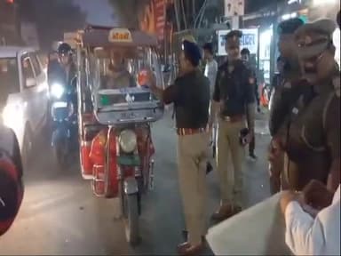 हरदोई: एसपी ने शहर क्षेत्र के सिनेमा चौराहे पर वाहन चालकों को पढ़ाया यातायात नियमों का पाठ