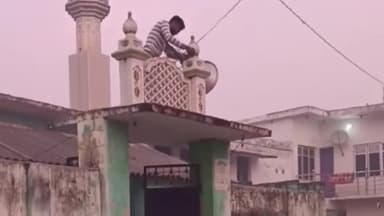 पडरौना: कुशीनगर पुलिस ने विभिन्न जगहों में धर्म स्थलों से उतरवाया लाउडस्पीकर