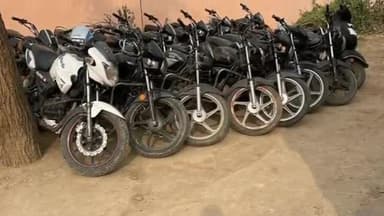 #यह दर्जनों वर्ग मोटरसाइकिल आपको लाइन में दिख रही है #हिसार पुलिस #ने एक बहुत बड़ी कामयाबी हासिल की है ऐसे चोरों क