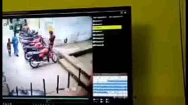 निरसा/चिरकुंडा: गांधी बाजार बजरंगबली मंदिर के पास मोटरसाइकिल चोरी मामले में पुलिस दो लोगों
 से कर रही है  पूछताछ CCTV में तस्वीर कैद