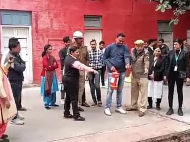 झांसी: झांसी के वीरांगना लक्ष्मीबाई रेलवे स्टेशन पर क्रू लॉबी में अग्निशमन विभाग ने आग से बचाव का किया प्रदर्शन, किया जागरूक