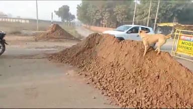 उकलाना: उकलाना ओवरब्रिज निर्माण कार्य के चलते हुए उकलाना गांव के जलघर पास मिट्टी डालकर रोड़ कीया बंद,बड़े साधनों की एंट्री बंद