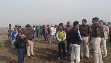 जगदीशपुर: चौराही गांव के बधार में एक किशोर की संदिग्ध अवस्था मे मौत ,मौके पे पहुची पुलिस