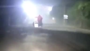 कानपुर: जाजमऊ में जान जोखिम में डालकर ई रिक्शा पर लटक कर सफर करती दिखी महिला,वीडियो वायरल