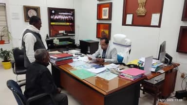 बिहार: समाहरणालय स्थित जिलाधिकारी ने अपने कार्यालय में लगाया जनता दरबार, 12 लोगों की सुनी समस्याएं