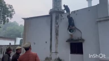 कुंडा: संग्रामगढ इलाके में पुलिस द्वारा अभियान चलाकर धार्मिक स्थलों से उतारा लाउडस्पीकर, धर्मगुरुओ को दिया आवश्यक निर्देश