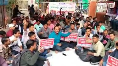 बेगूसराय: हड़ताली चौक पर सेवा समायोजन की मांग को लेकर डाटा एंट्री ऑपरेटरों ने की सांकेतिक हड़ताल, दर्जनों ऑपरेटर हुए शामिल