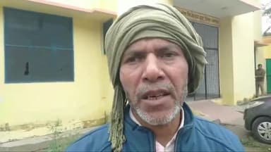 अमरोहा: अलीपुर चौराहे के पास झाड़ियों से बरामद हुए शव को पोस्टमार्टम हाउस लेकर पहुंची पुलिस