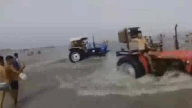गढ़मुक्तेश्वर: गढ़ के खादर में लगे मेले के घाट पर ट्रैक्टरों पर सवार होकर युवकों ने किया स्टंट, वीडियो सोशल मीडिया पर वायरल