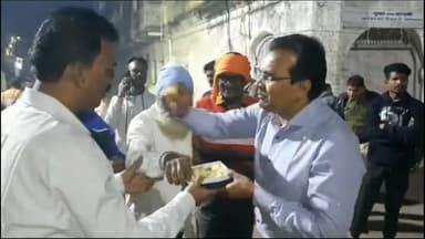 कांकेर: मजदूरों के टर्नल से बाहर आते ही कांकेर शहरवासियों ने फटाखे फोड़, मिठाई खिलाकर मनाई खुशियां