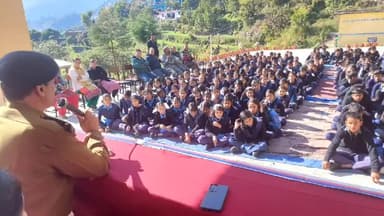 चमोली: राजकीय इंटर कॉलेज ग्वाड में चमोली पुलिस द्वारा आयोजित की गई पुलिस की पाठशाला कार्यक्रम छात्रों को किया जागरूक