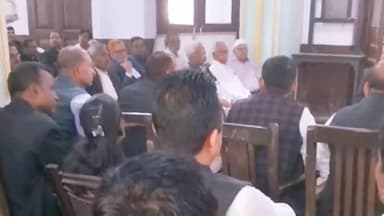 बहराइच: जिला बार एसोसिएशन सभागार में अधिवक्ता के निधन पर आयोजित शोकसभा में अधिवक्ताओं ने अर्पित की भावभीनी श्रद्धांजलि