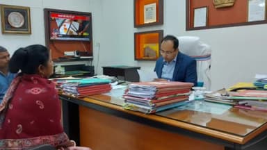 बिहार: जिलाधिकारी ने समाहरणालय स्थित अपने कार्यालय में जनता दरबार लगाकर 21 लोगों की सुनी समस्याएं