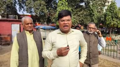 गोरखपुर: पुरानी पेंशन बहाली को लेकर सरकारी कर्मचारियों ने होने वाली हड़ताल के लिए किया मतदान, गोलघर में कर्मचारियों ने दी जानकारी