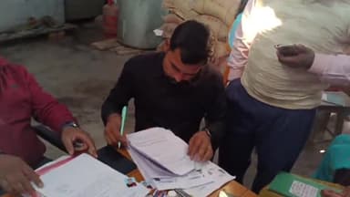 करपी: इंडियन बैंक कोहड़उल के शाखा प्रबंधक के साथ प्रबन्धक ने प्राथमिक विद्यालय नगला में शिविर लगाकर खोला खाता