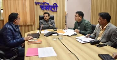 चमोली: डीएम ने गोपेश्वर में वीसी के माध्यम से हेमकुंड यात्रा मार्ग पर संचालित अवस्थापना विकास कार्यों की समीक्षा की