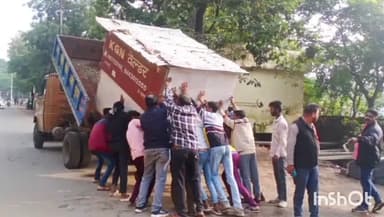 शासकीय एसएनजी स्टेडियम के पास हो रहे अवैध अतिक्रमण को नगरपालिका के अतिक्रमण अमले ने हटवाया गुमटी को किया जप्त