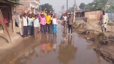 कहरा: नगर पंचायत बनगांव के बरियाही में सड़क पर जलजमाव होने से परेशान लोगों ने किया प्रदर्शन